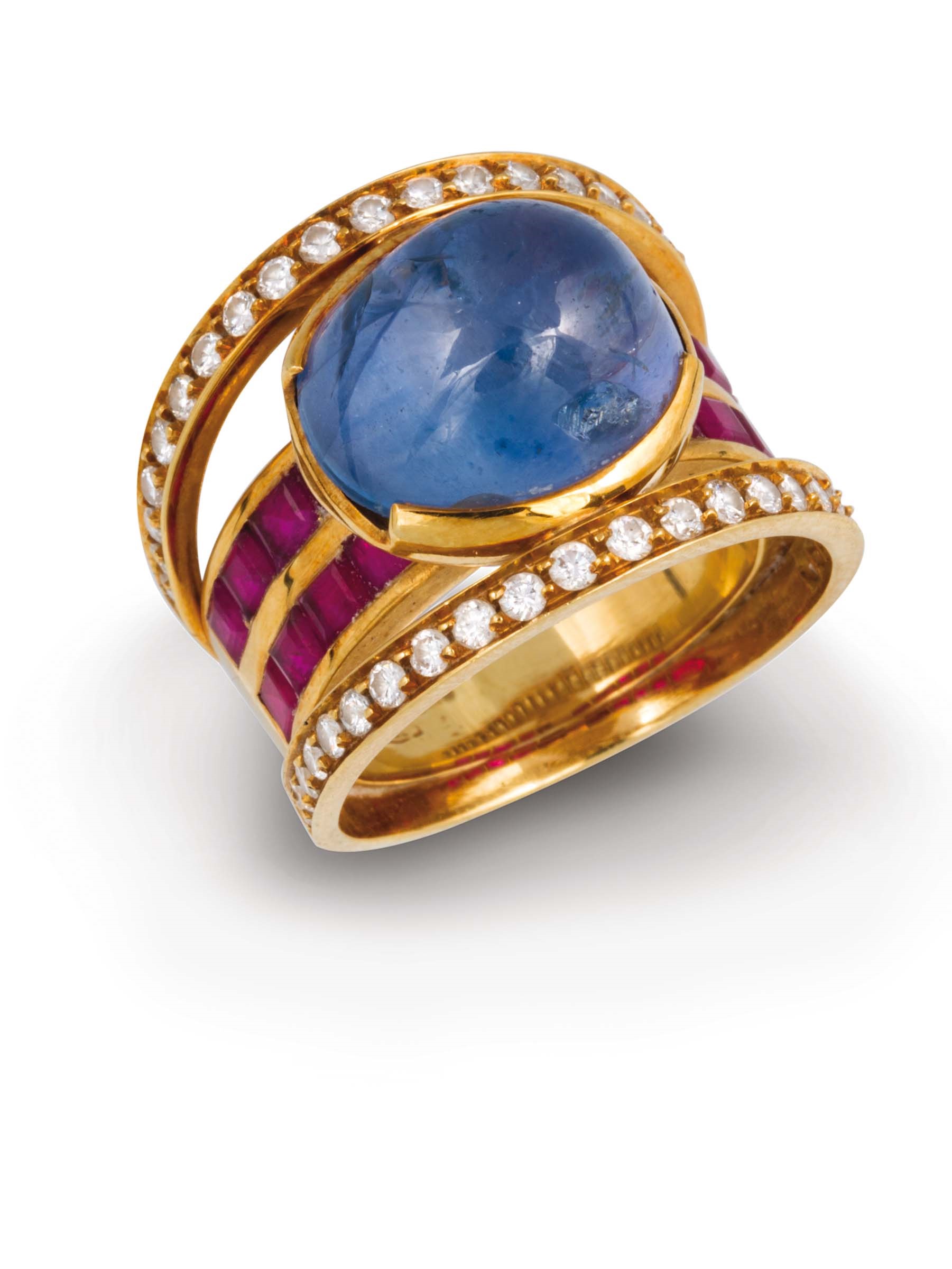 A cabochon - cut sapphire, diamond and ruby ring montatura in oro giallo 750/1000