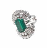 An emerald and diamond ring montatura in oro bianco 750/1000