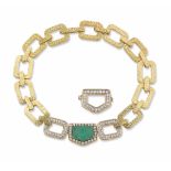 A gold, diamond and carved emerald necklace montatura in oro giallo 750/1000