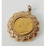 VICTORIAN 1897 GOLD SOVEREIGN, LOOSE MOUNT IN FANCY 9CT GOLD FRAME, London 1969, 13.5g gross