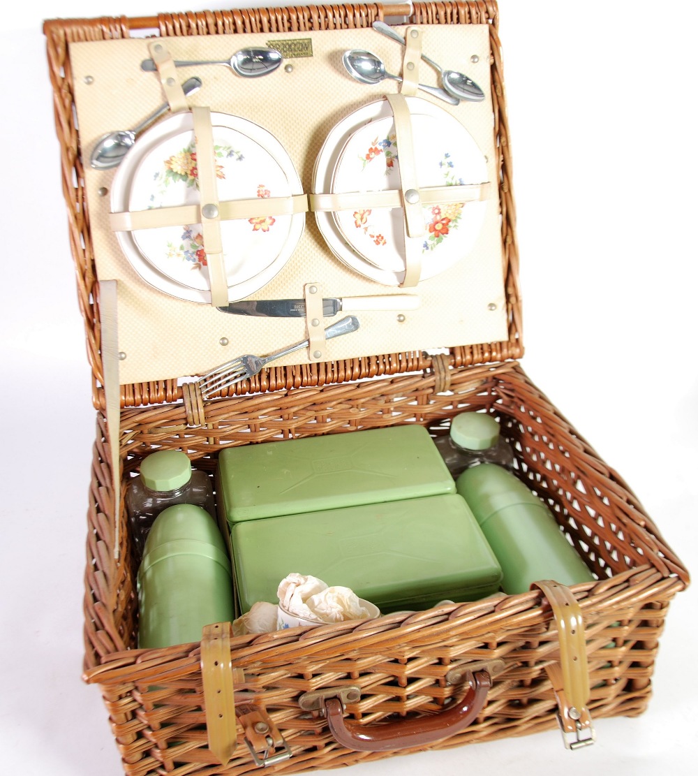 1950's BREXTON WICKER PICNIC SET FOR 4 PERSONS, floral and green