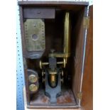 AN EARLY 1900's MAHOGANY BOXED BRASS AND JAPANNED STEEL MONOCULAR MICROSCOPE with accessories