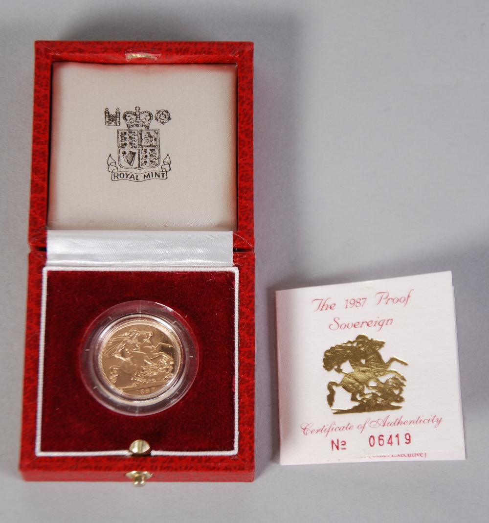 QUEEN ELIZABETH II GOLD PROOF SOVEREIGN 1987 in hard plastic case and Royal Mint fitted box with