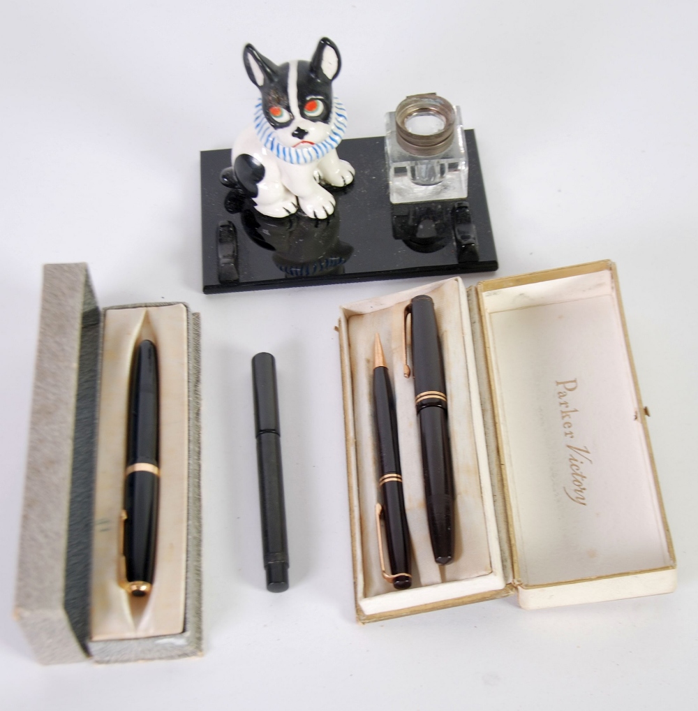 BOXED PARKER 'DUOFOLD' FOUNTAIN PEN, in black with 14ct gold nib No. 25 'N' TOGETHER WITH DE LA