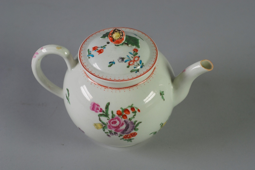 AN EIGHTEENTH CENTURY FIRST PERIOD WORCESTER PORCELAIN GLOBULAR TEAPOT with shallow domed cover with