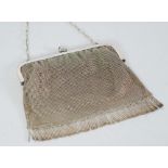 AN EARLY 20th CENTURY SILVER-PLATED AND WIRE MESH LADY'S RETICULE