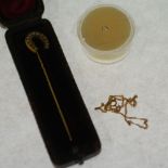 VICTORIAN SEED PEARL SET HORSE SHOE GOLD STICK PIN (pin tests 9ct-14ct), 6.7cm long, 2.1g, in fitted