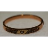 EDWARDIAN DIAMOND SET 9CT GOLD HINGE OPENING BANGLE, to set with a single small old cut diamond,