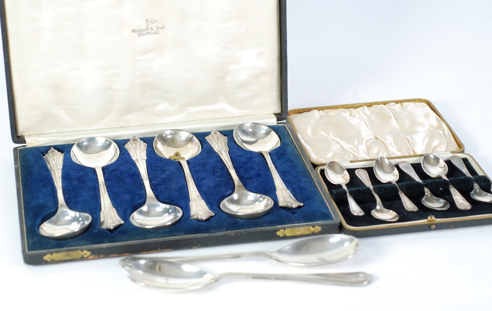 CASED SET OF SIX WALKER & HALL ELECTROPLATED ALBANY PATTERN SOUP SPOONS, A PAIR OF ELECTROPLATED