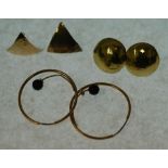 PAIR OF EMERALD SET GOLD STUD EARRINGS, PAIR OF GOLD HOOP EARRINGS, THREE OTHER PAIRS OF GOLD STUD