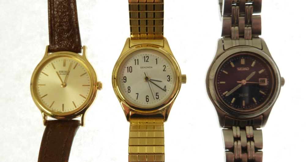 CASED LADY'S SEKONDA GILT STAINLESS STEEL CASED QUARTZ WRIST WATCH AND TWO SEIKO WRIST WATCHES (3)