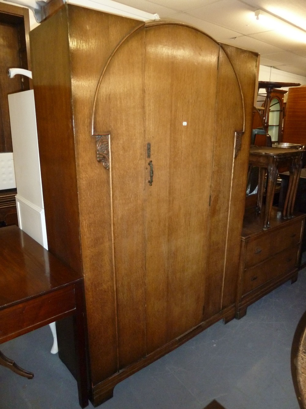 A MID TWENTIETH CENTURY OAK BEDROOM SUITE, COMPRISING; A DOUBLE WARDROBE WITH CENTRAL DOOR, AND A