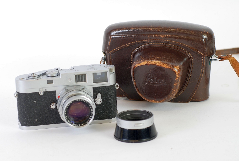 LEICA M2 ROLL FILM CAMERA No. 975727 (Ernst Leitz GMBH Wetzlar German) bright metal and textured