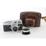 LEICA M2 ROLL FILM CAMERA No. 975727 (Ernst Leitz GMBH Wetzlar German) bright metal and textured