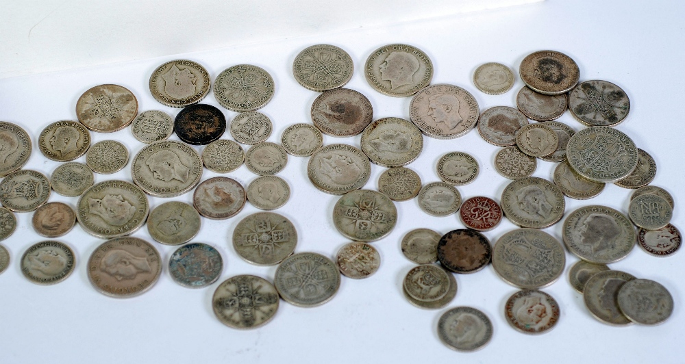 SMALL COLLECTION OF GEORGE V AND VI SILVER COINAGE to include nine half crowns, fifteen florins/