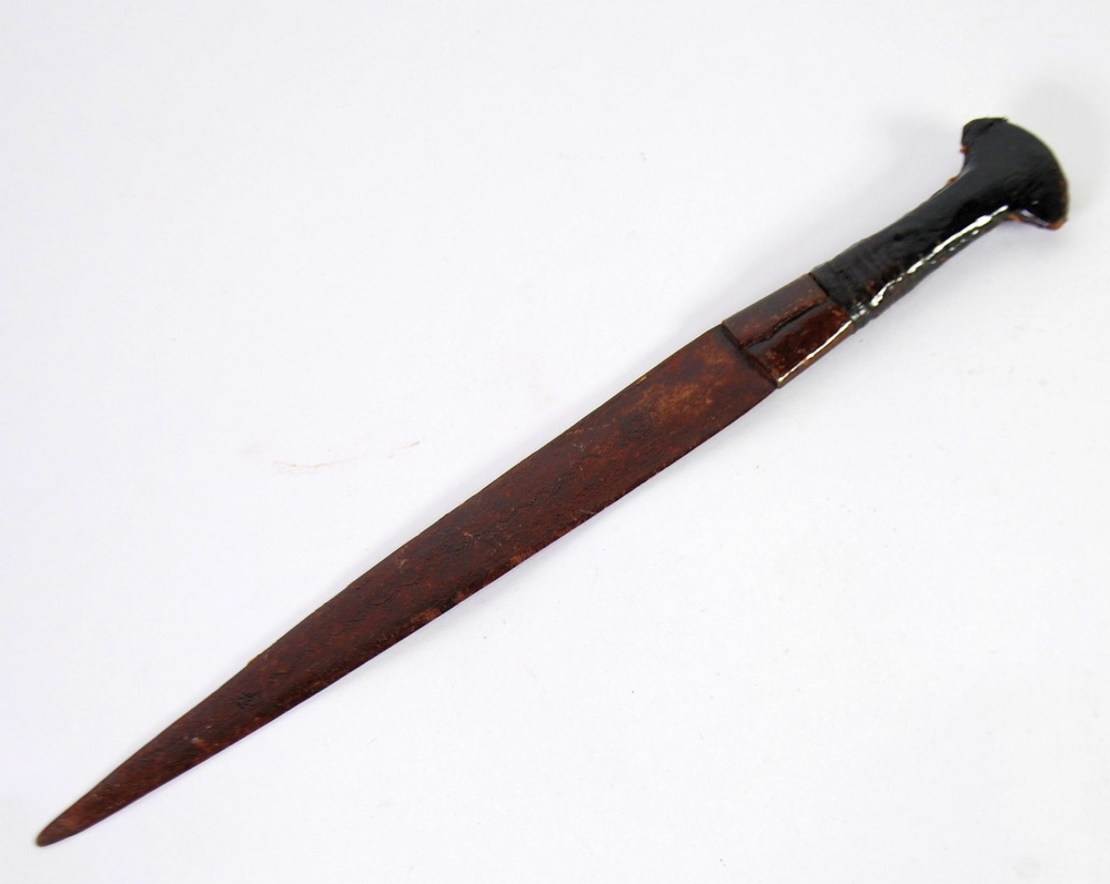 CRUDE POSSIBLY CHINESE AGED SHORT SWORD WITH SLIGHTLY CURVED SINGLE EDGE BLADE 11 1/2" (29.2cm) - Image 2 of 2