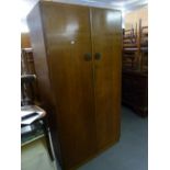 A GENT'S OAK TWO DOOR SEMI FITTED WARDROBE AND MATCHING KNEEHOLE DRESSING TABLE (LACKS MIRROR) AND A