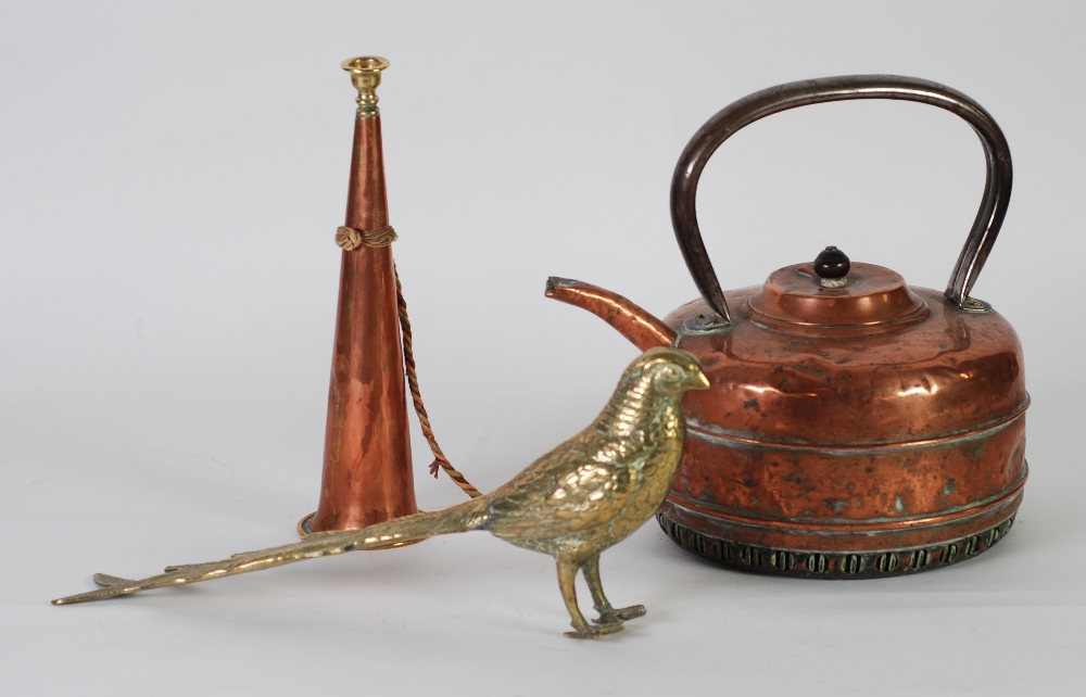 A COPPER KETTLE WITH OVERHANG HANDLE AND A COPPER HUNTING HORN AND A DECORATIVE BRASS PHEASANT