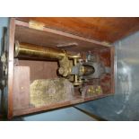 AN EARLY 1900's MAHOGANY BOXED BRASS AND JAPANNED STEEL MONOCULAR MICROSCOPE with accessories