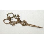 DUTCH EARLY TWENTIETH CENTURY SILVER COLOURED METAL PAIR OF GRAPE SCISSORS, the rustic pattern