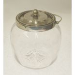 AN EARLY TWENTIETH CENTURY SILVER MOUNTED CLEAR GLASS BISCUIT CONTAINER, Sheffield 1906 (swing