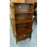 GEORGIAN STYLE MAHOGANY OPEN BOOKCASE WITH THREE STEPPED SHELVES OVER A SMALL CUPBOARD BASE, ON