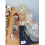 A CUT GLASS FRUIT BOWL AND MISC GLASS WARES INCLUDING; AN ART GLASS SWAN PATTERN DISH,