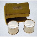 BOXED PAIR OF GEORGE V ENGINE TURNED SILVER BROAD NAPKIN RINGS, Birmingham 1919, 1oz (box a.f.)