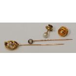 19th CENTURY GOLD STICK PIN with knot pattern top; a stick pin with pearl top and two gilt metal and