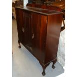 A FIGURED MAHOGANY DISPLAY CABINET, ON CABRIOLE SUPPORTS AND CLAW AND BALL FEET, 4' WIDE (CIRCA