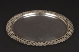 A large Stuart Devlin silver and silver gilt salverhallmarked London 1979, the hammered centre with