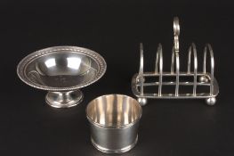 An Edwardian silver four division toast rackhallmarked 1903, by Goldsmiths & Silversmiths, together