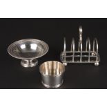 An Edwardian silver four division toast rack
hallmarked 1903, by Goldsmiths & Silversmiths, together