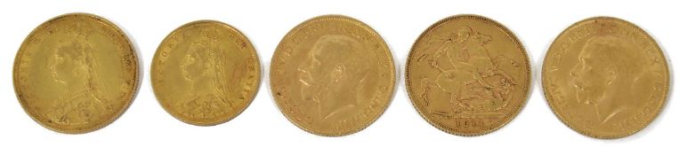 Four gold sovereigns, Victoria 1887 and George V 1911, 1914, 1915, and a Victorian half sovereign