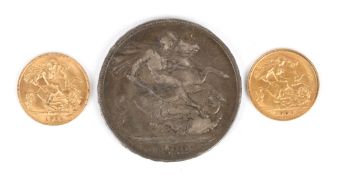 Two 22ct gold half sovereigns dated 1906 and 1915, together with a George III 1822 silver crown.