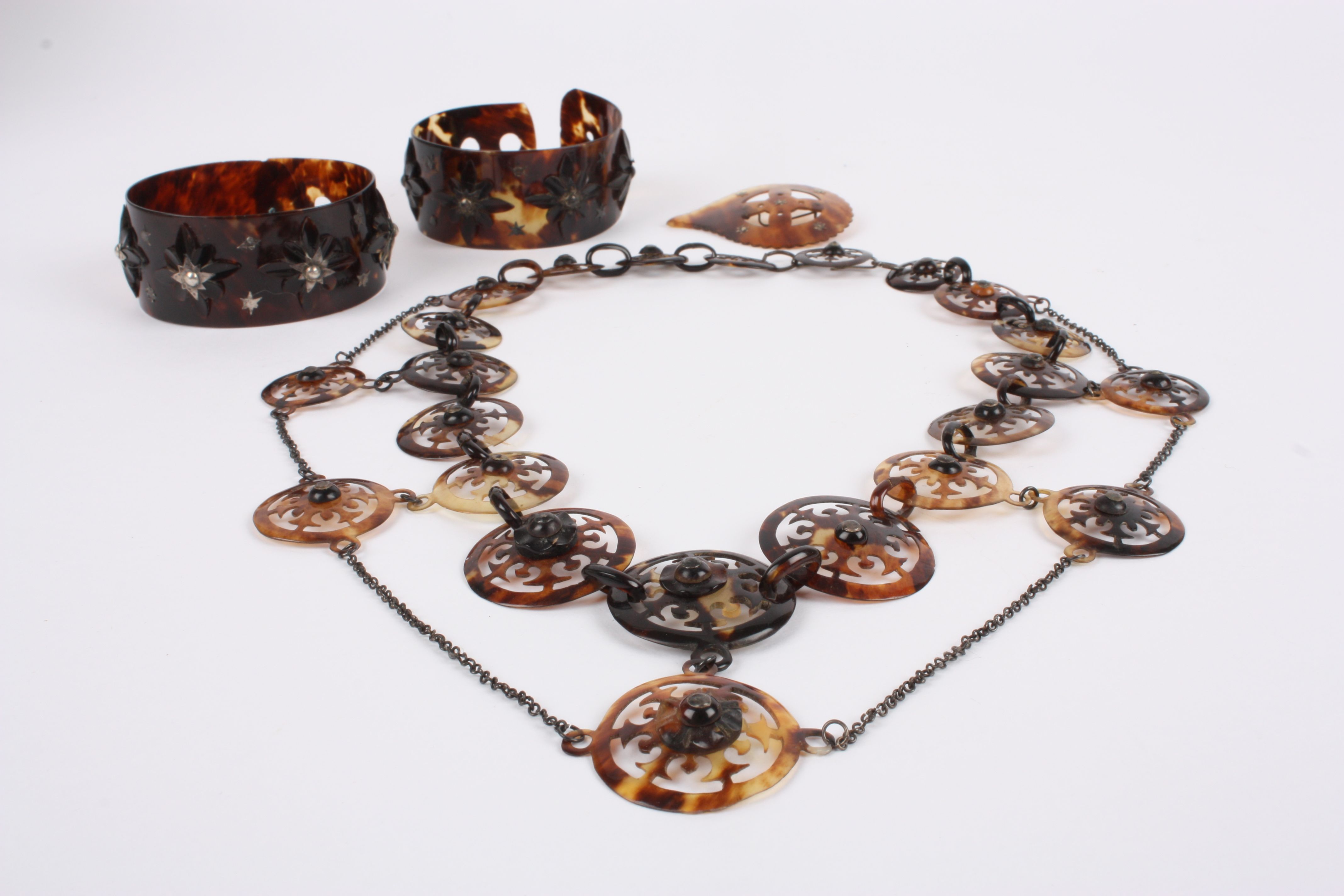 An unusual suite of early Georgian tortoiseshell jewellery comprising of a delicate two row necklace - Image 2 of 4