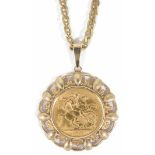 An Elizabeth II gold sovereign in 9ct gold pierced pendant mount and on 9K Continental flat link