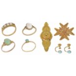 A small collection of Victorian and later jewellery to include a 9ct gold mounted jade ring, a