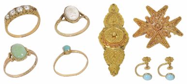 A small collection of Victorian and later jewellery to include a 9ct gold mounted jade ring, a