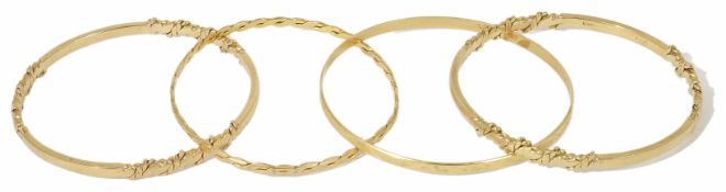 A pair of Continental .750 heavy narrow bangles with sectioned rope twist design, together with