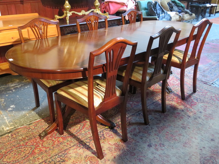 REPRODUCTION MAHOGANY DINING TABLE WITH ONE LEAF AND SIX CHAIRS,