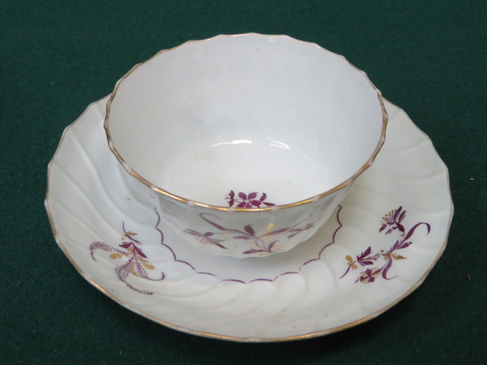 WORCESTER 19th CENTURY HANDPAINTED AND GILDED CERAMIC TEA BOWL AND SAUCER