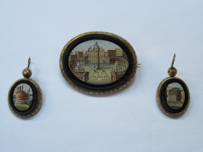 UNHALLMARKED VICTORIAN STYLE GOLD COLOURED OVAL BROOCH SET WITH MICRO MOSAIC SCENE,