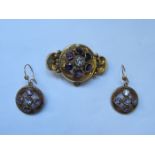 UNHALLMARKED VICTORIAN STYLE GOLD COLOURED BROOCH SET WITH CENTRAL CLEAR STONE AND SIX AMETHYST