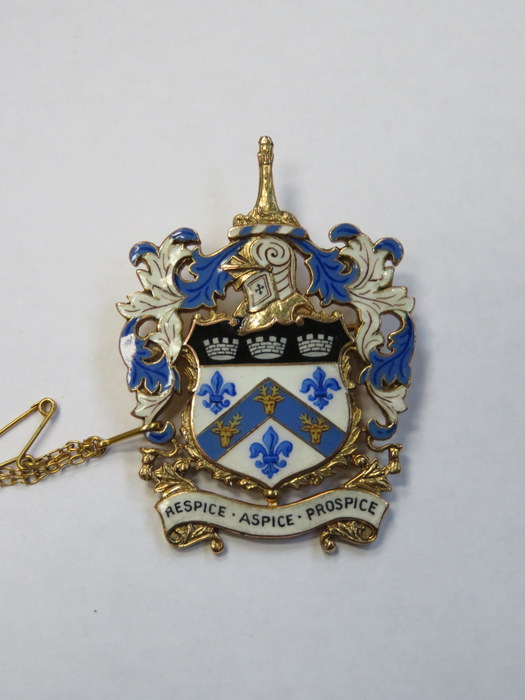 9ct GOLD AND ENAMELLED COAT OF ARMS, ENGRAVED TO BACK COUNTY BOROUGH OF BOOTLE, MRS VERONICA MAHON,