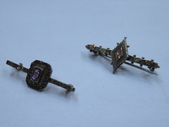 800 SILVER BAR BROOCH AND HALLMARKED SILVER BAR BROOCH WITH GOLD COLOURED FLORAL DECORATION