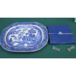 BLUE AND WHITE ASHETTE AND AYNSLEY CHARLES & DIANA WEDDING PLATE AND PAIR OF GLASS KNIFE RESTS