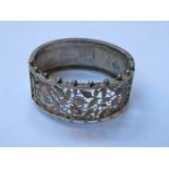 HALLMARKED SILVER AND TRI-GOLD COLOURED PIERCEWORK AND FLORAL DECORATED SNAP BANGLE