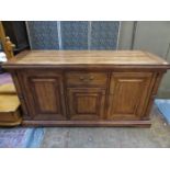 WILLIS & GAMBLER SIDEBOARD FITTED WITH THREE DOORS AND SINGLE DRAWER