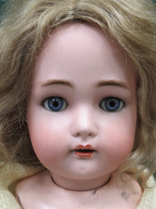 SIMON & HALBIG LATE 19th/EARLY 20th CENTURY JOINTED DOLL WITH HANDPAINTED PORCELAIN HEAD AND - Image 2 of 3